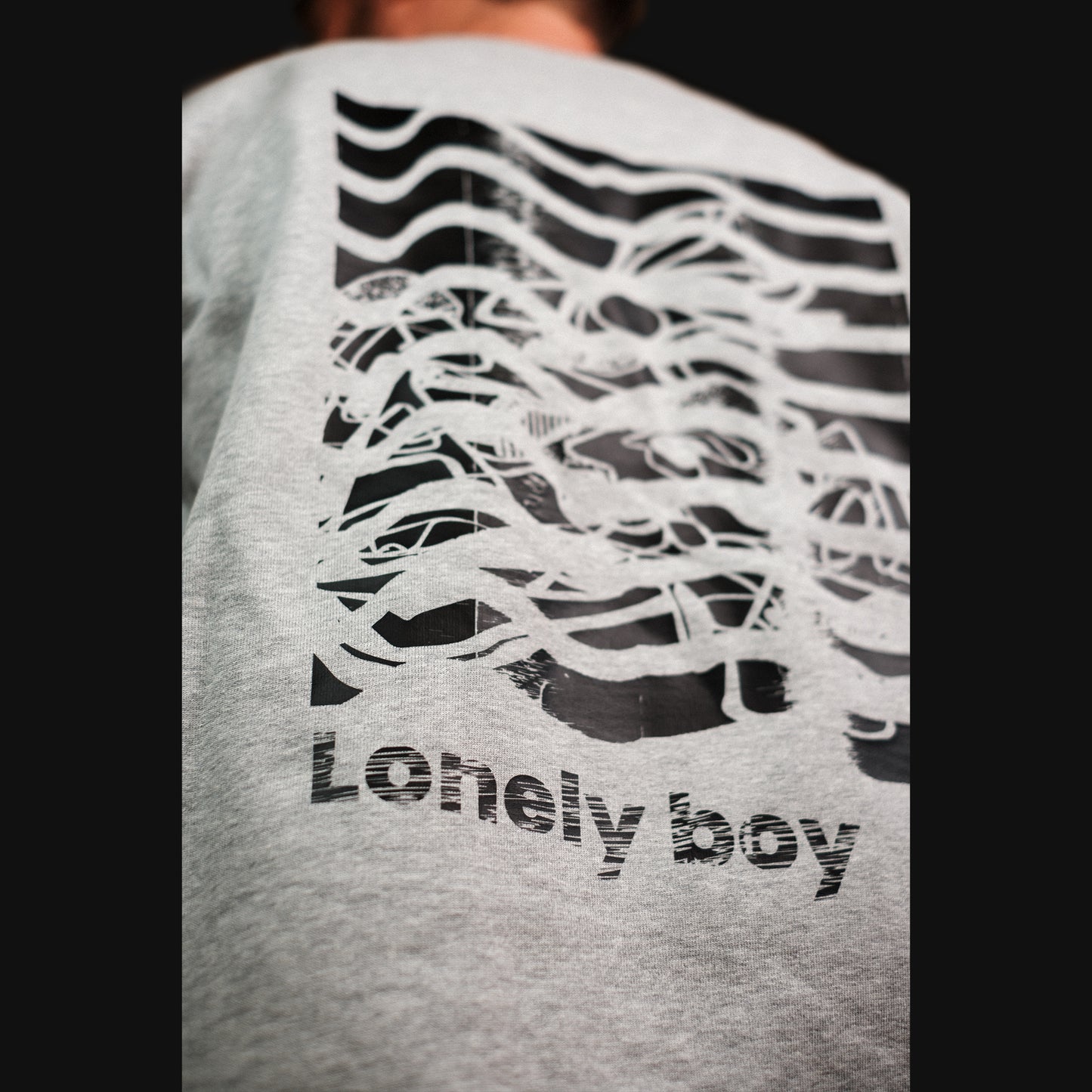 Lonley Boy - Kunstdruck auf Sweatshirt (Grau)