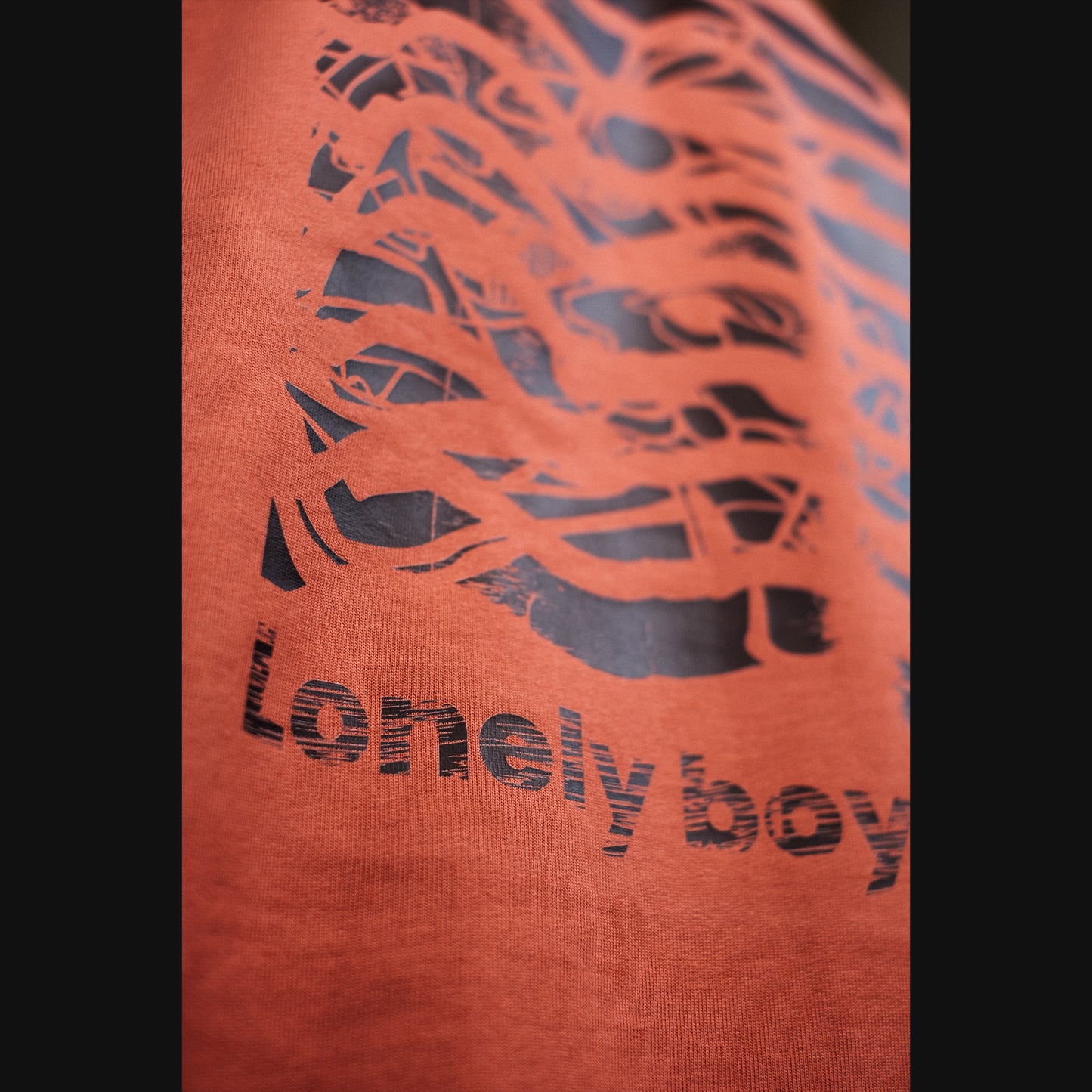 Lonley Boy - Kunstdruck auf Sweatshirt (Rot)